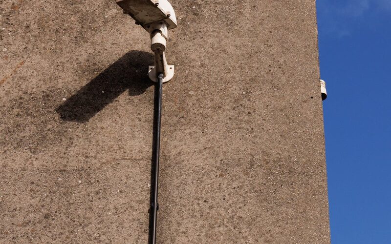 Kültéri megfigyelőkamera falon